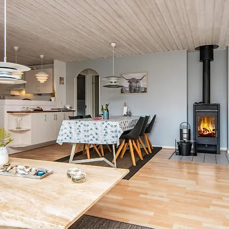 Family Fun With Indoor Pool - By Traum Casa vacanze